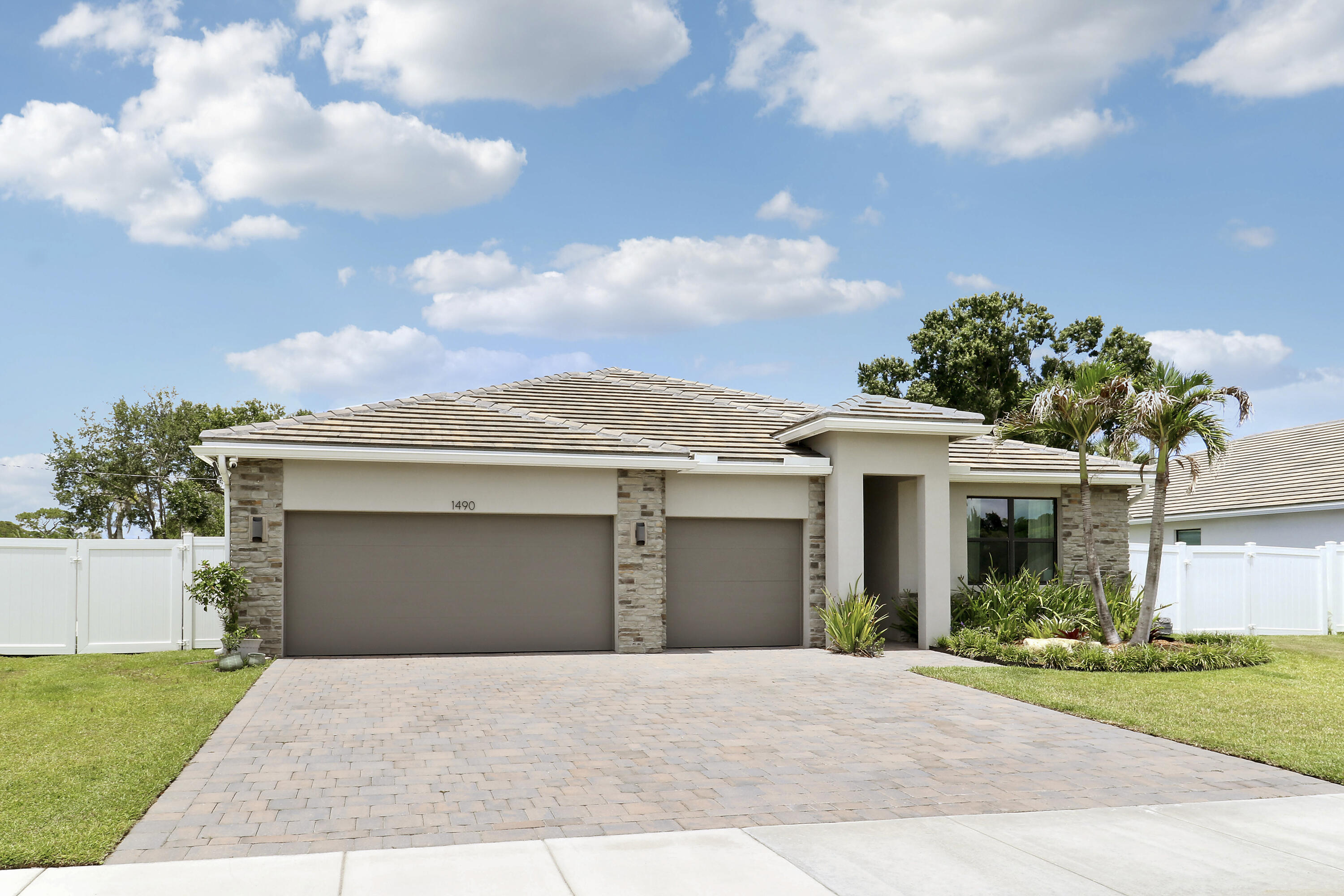 1490 SW Lago Circle