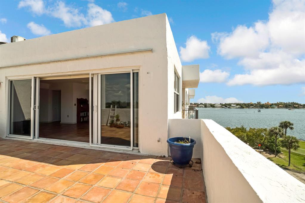 on the intracoastal and enjoy spectacular water views, sunrises and sunsets. This unique penthouse in the Croton Harbor intracoastal community offers 3 spacious bedrooms, two open patios , 2 full bathrooms and in-unit washer and dryer. All ages welcome, sorry no dogs allowed.. Close to the beach, shops, landmark restaurants and more. Easy access to I-95.