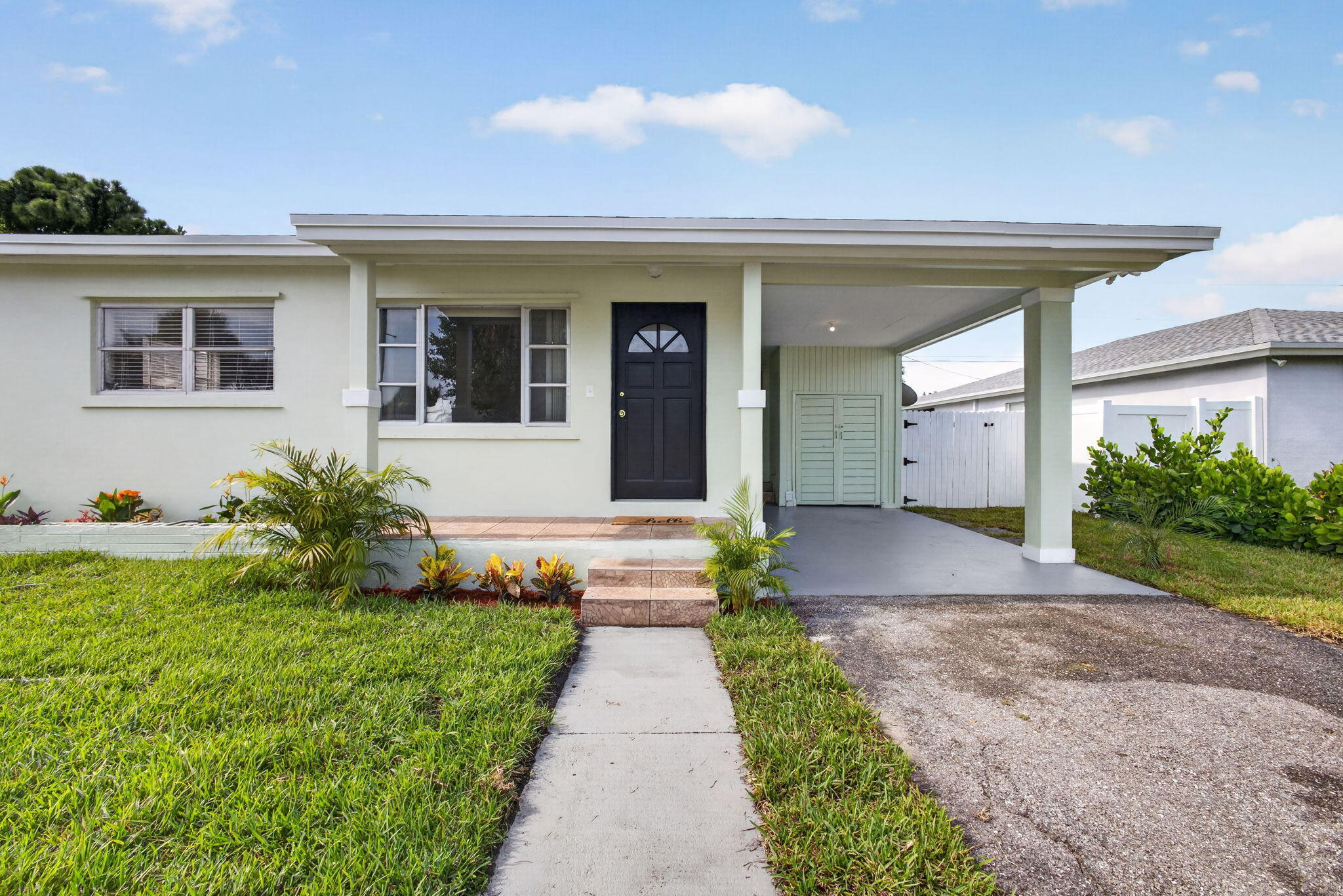1547 W 10TH Street