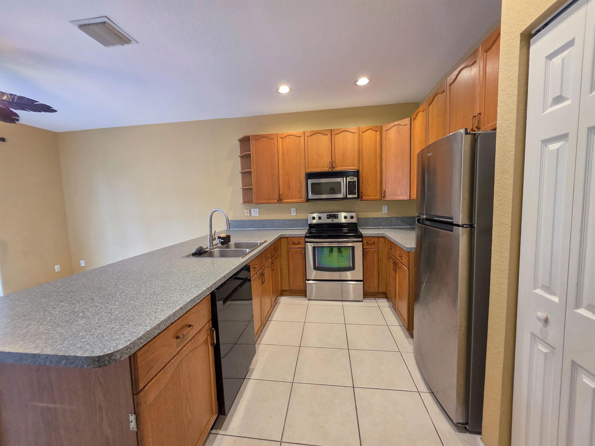 BRIGER PARS G, H AND J - Residential Lease