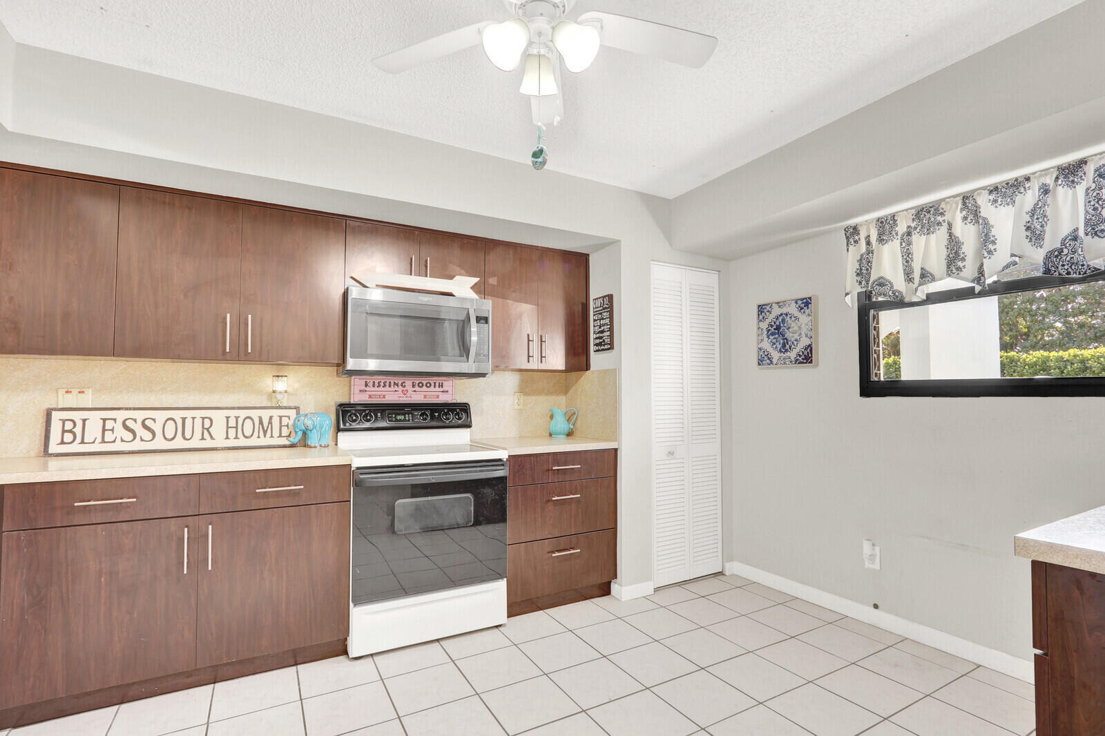 PARK SQUARE CONDO (AKA COUNTRY MEADOWS CONDO) - Residential