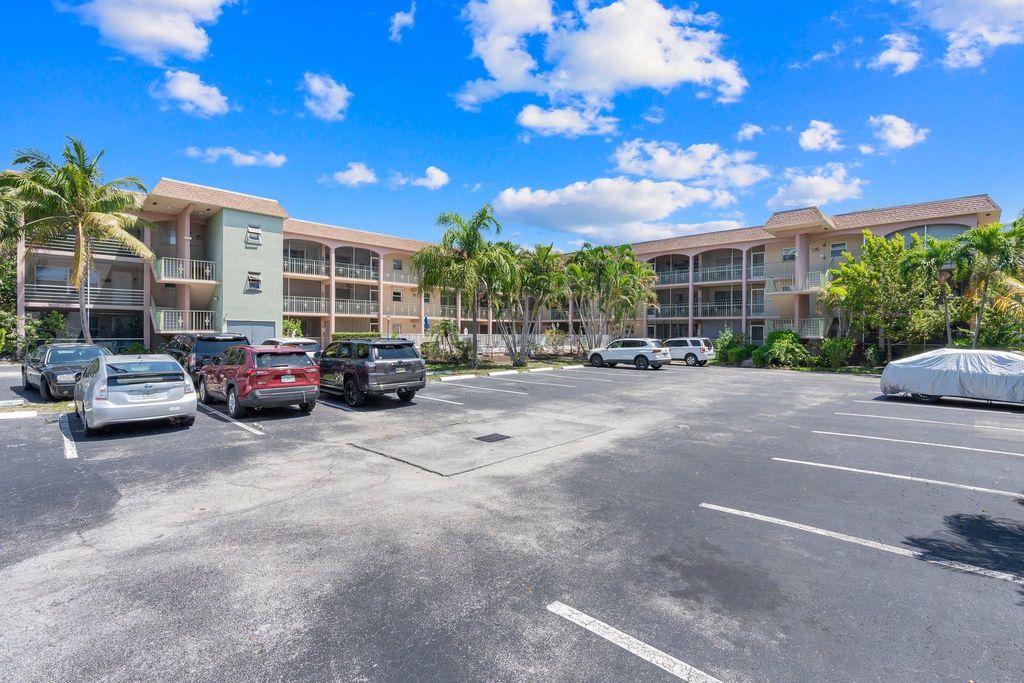Photo of 100 SE 6th Ave #304, Pompano Beach, FL 33060 (MLS # F10531619)