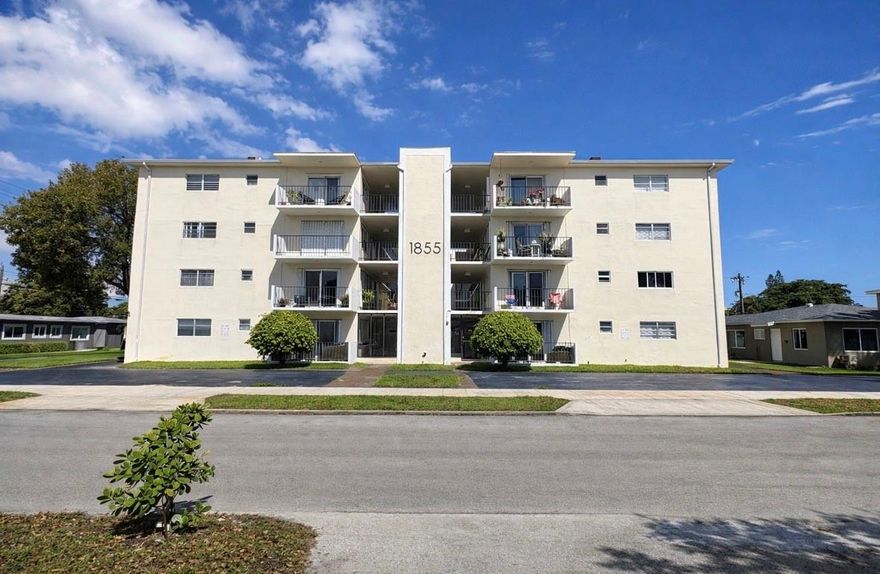 Ready to move in! Spacious 1 bedroom, 1 bathroom unit in a great location near Downtown Hollywood and US-1. Within walking distance to restaurants and shopping centers, and less than 10 minutes to the beach.Move-in costs include first month’s rent and one month’s security deposit. No pets allowed.