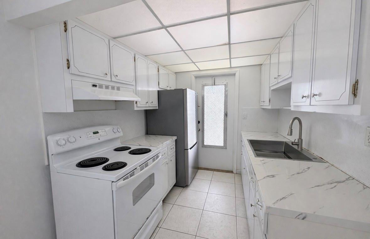 Plunkett Condo Apts Inc C - Residential Lease