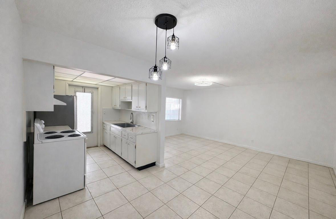 Plunkett Condo Apts Inc C - Residential Lease