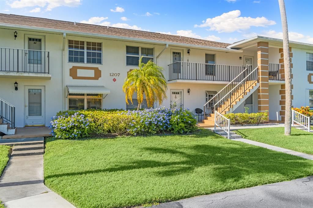 Photo of 1207 S Lakes End Drive E #2, Fort Pierce, FL 34982 (MLS # R10740119)