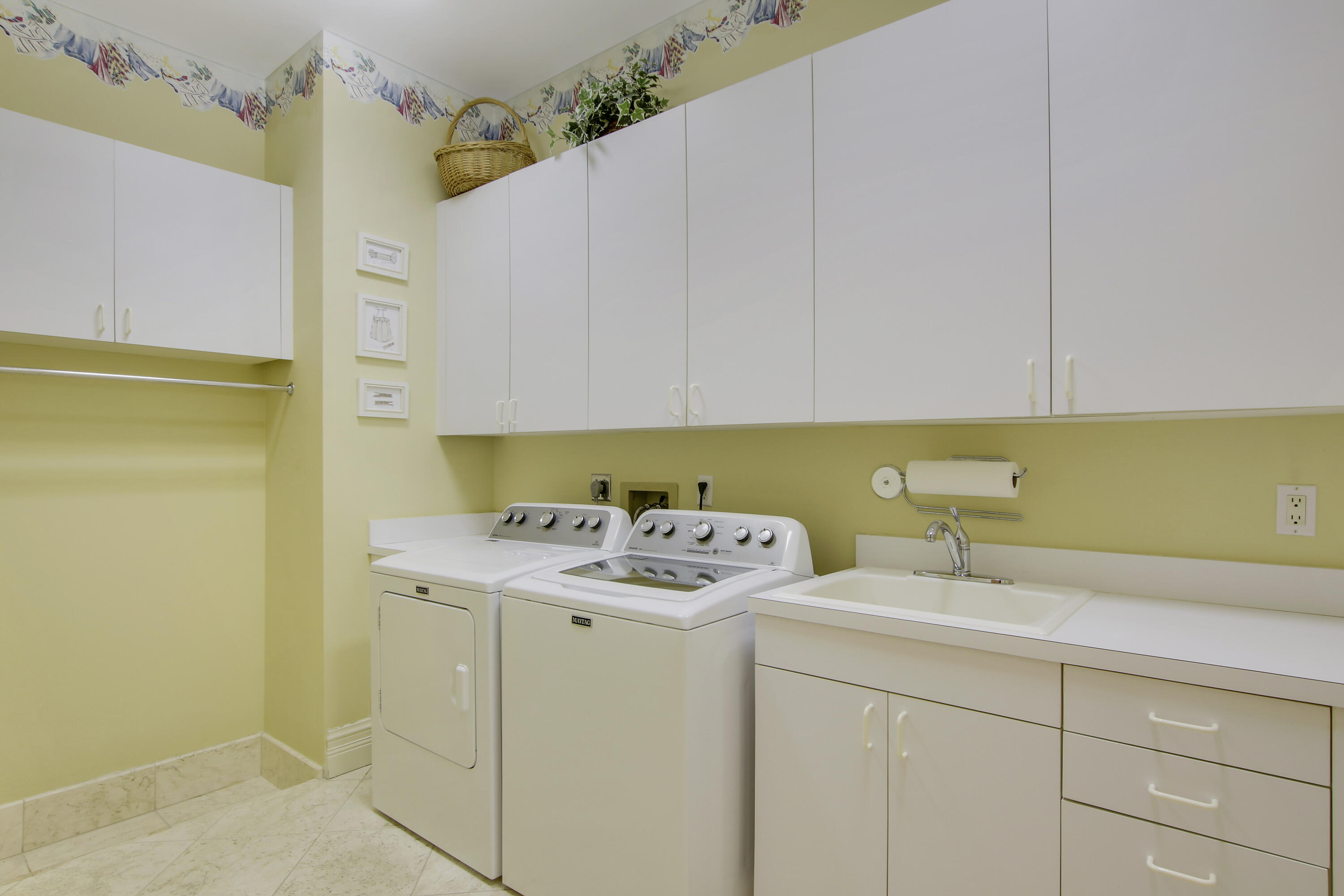 TEQUESTA COUNTRY CLUB - Residential