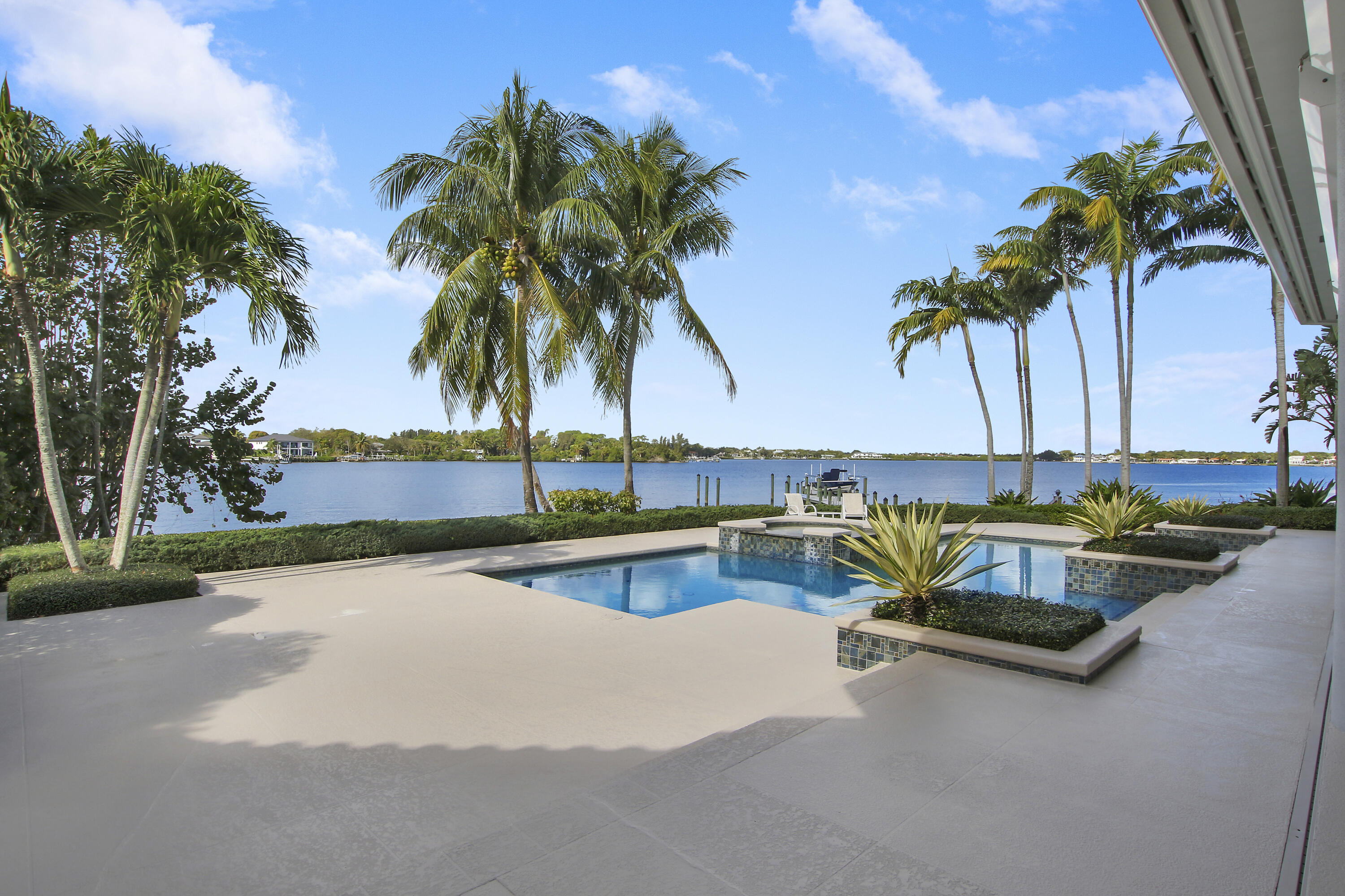 TEQUESTA COUNTRY CLUB - Residential