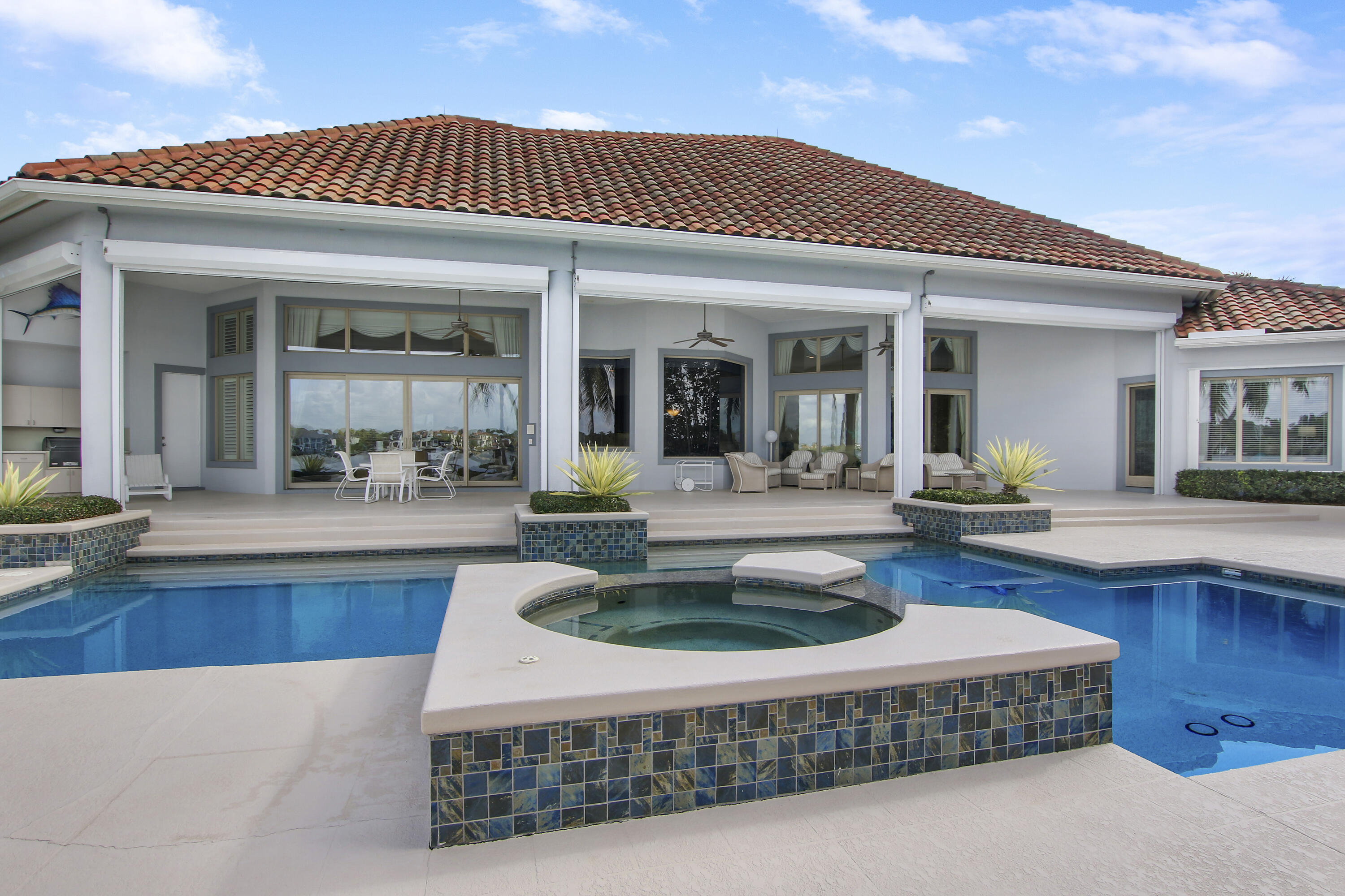 TEQUESTA COUNTRY CLUB - Residential