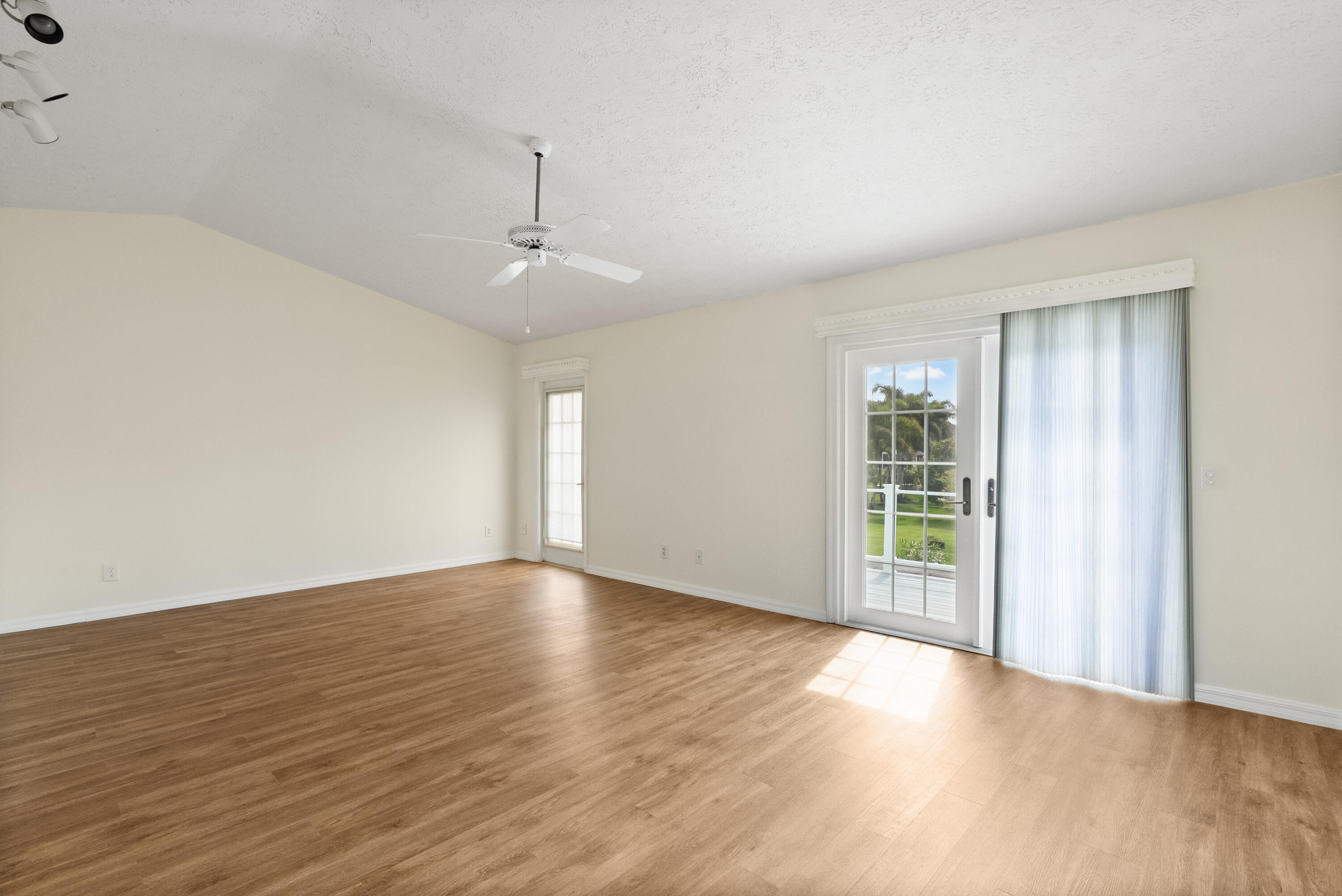 BEAU RIVAGE - Residential