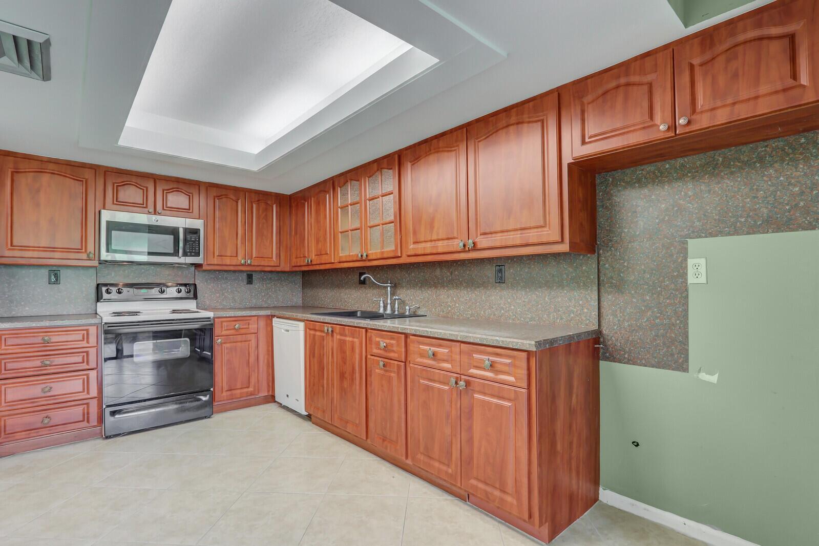 WOODLAND LAKES - Residential