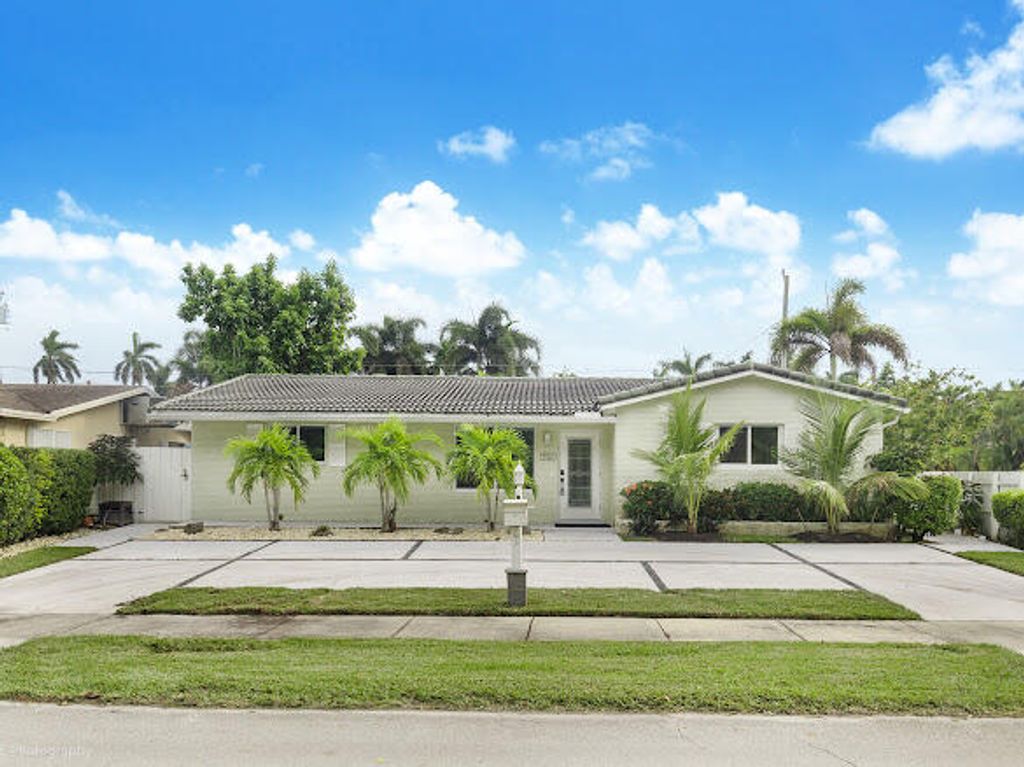 Photo of 1250 Arthur Street, Hollywood, FL 33019 (MLS # B26032142)