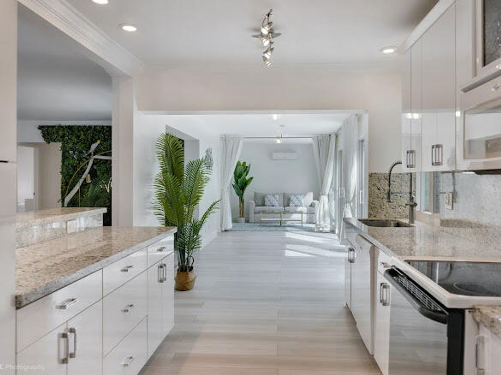 Photo of 1250 Arthur Street, Hollywood, FL 33019 (MLS # B26032142)