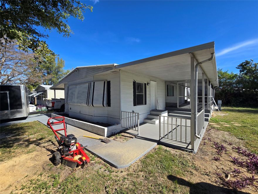 EASY TO RENT AND MOVE RIGHT NOW - Totally renewed, include Internet, Cable, Electricity, Water, Landscape, close to USHwy 441/Sandalfoot and shopping/Restaurants, you need to pay just the montly rent and rest.