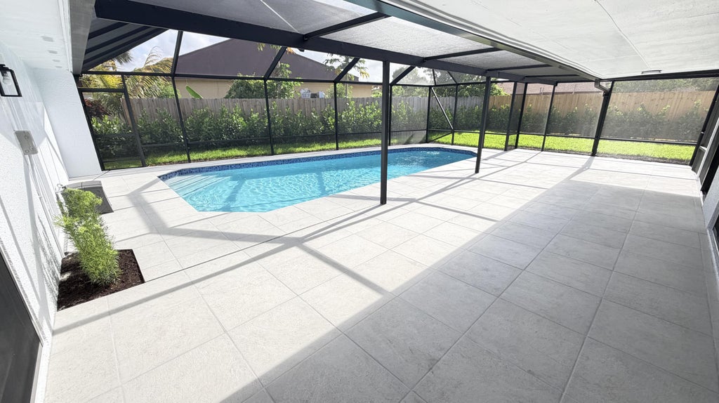Photo of 712 E Boulevard Chatelaine, Delray Beach, FL 33445 (MLS # B26033653)