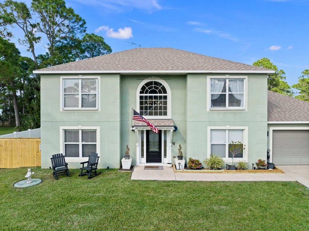 Photo of 817 SE Damask Avenue, Port Saint Lucie, FL 34983 (MLS # R10957332)