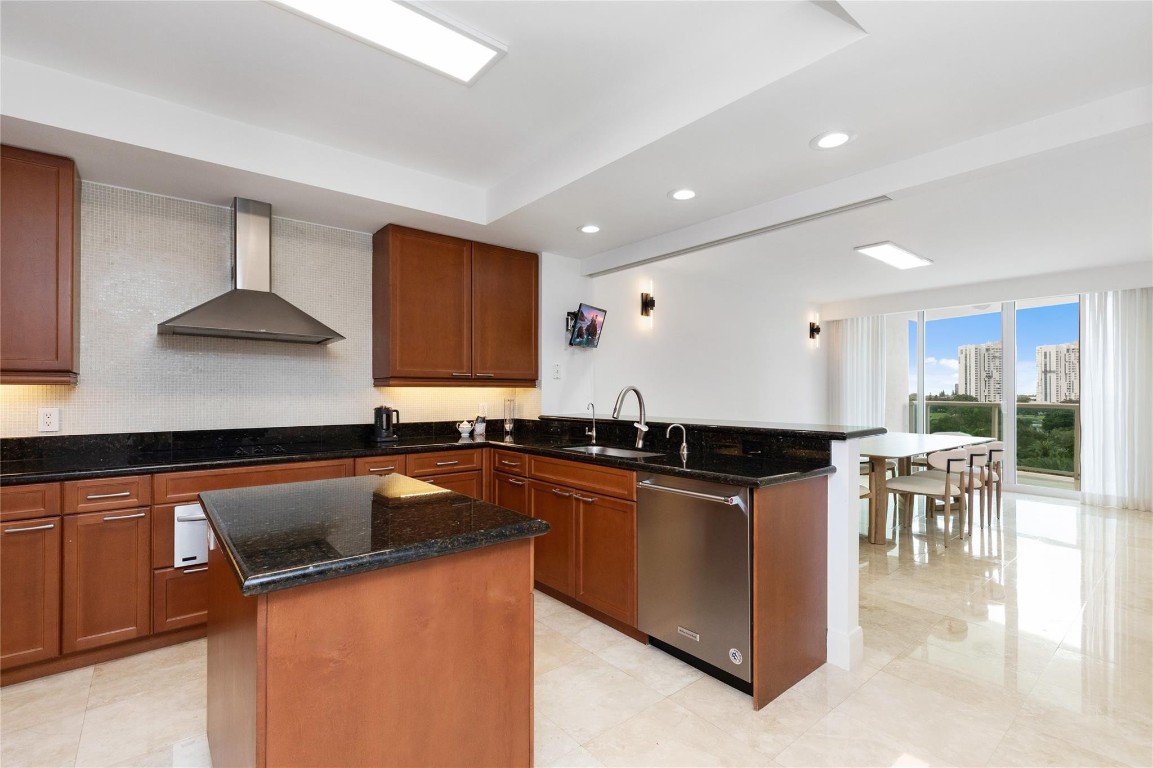 HAMPTONS SOUTH - Residential