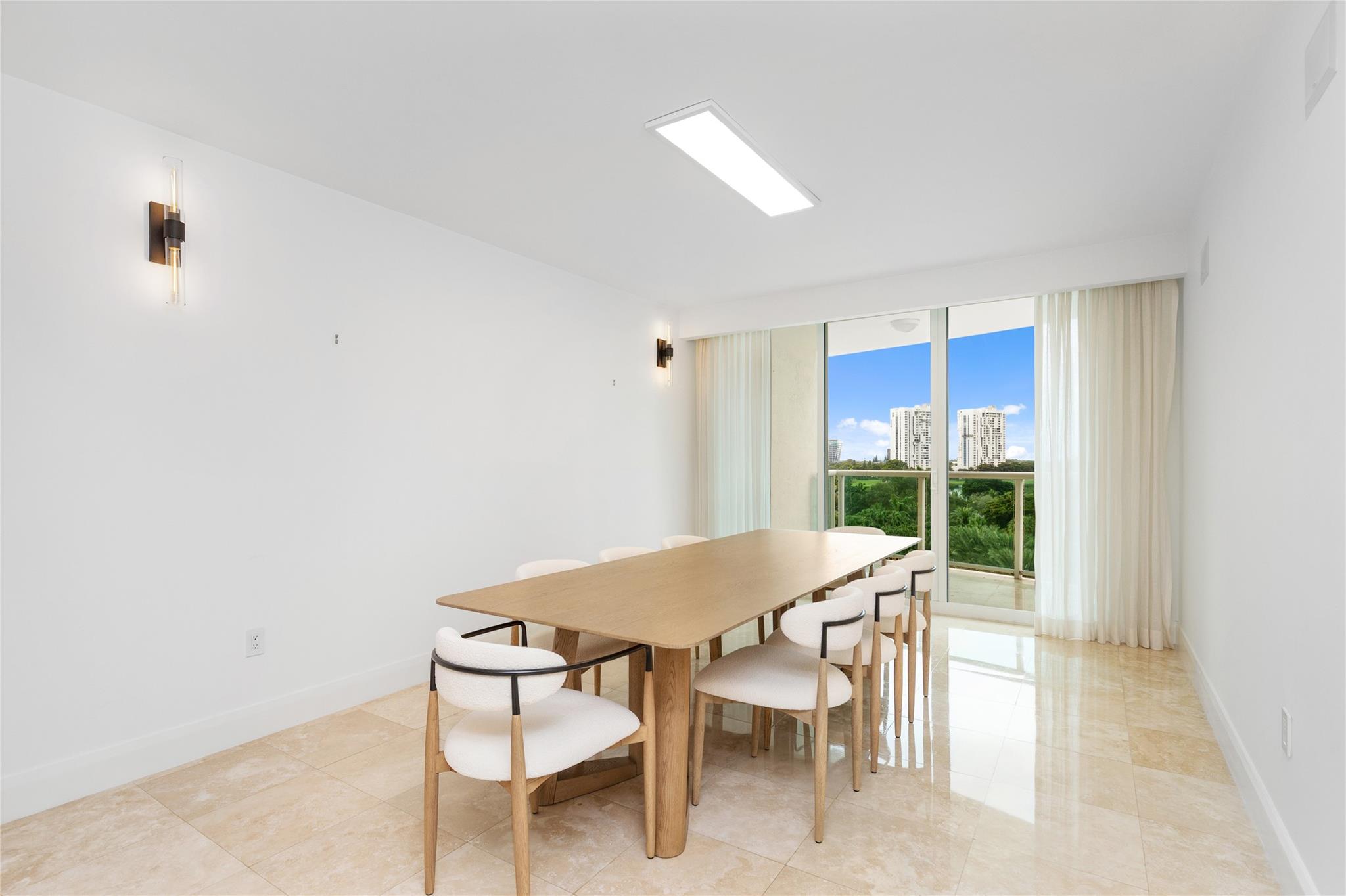 HAMPTONS SOUTH - Residential