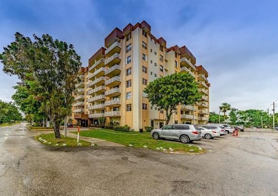 Great Location! Cozy 1 bedroom, 1 bath unit. Plenty of closets, shared building facility, pool, tennis court, gated parking, secured entry.Enjoy the open view of the City from the balcony. Laundry on each floor.Located in a high demand rental area and close to major highways 95 and Palmetto.