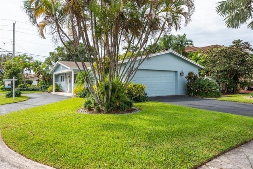 BEAUTIFUL 3/2 CORNER LOT WITH A 2 CAR GARAGE AND CIRCULAR DRIVEWAY.  GREAT OPEN FLOORPLAN FROM THE LARGE LIVING ROOM, TO THE FORMAL DINNING AREA, TO THE KITCHEN, AND THEN TO A BONUS/FAMILY ROOM.  KITCHEN OFFERS GRANITE COUNTER TOPS, STAINLESS STEEL APPLIANCES, TONS OF SPACE AND CABINETS.  BACK YARD AREA IS TOTALLY FENCED IN AND WONDERFUL FOR ENTERTAINING, BBQ'S, OR JUST TO RELAX AROUND A FIRE PIT.  LOCATED JUST 1 MILE FROM THE BEACH WITH GREAT LIVE MUSIC, MINUTES FROM DOWNTOWN HOLLYWOOD WITH FINE DINING AND FT. LAUDERDALE AIRPORT.