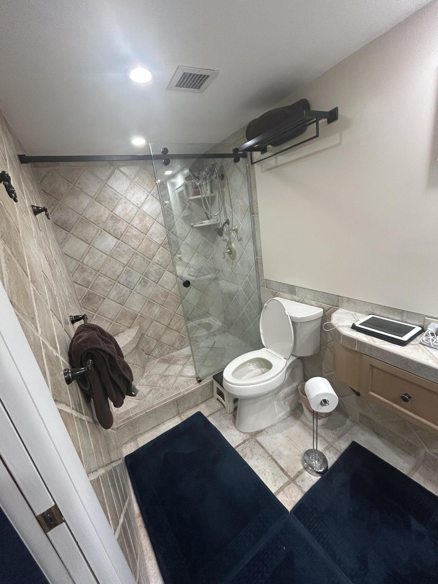 RIVER REACH CONDOMINIUM IV - Residential