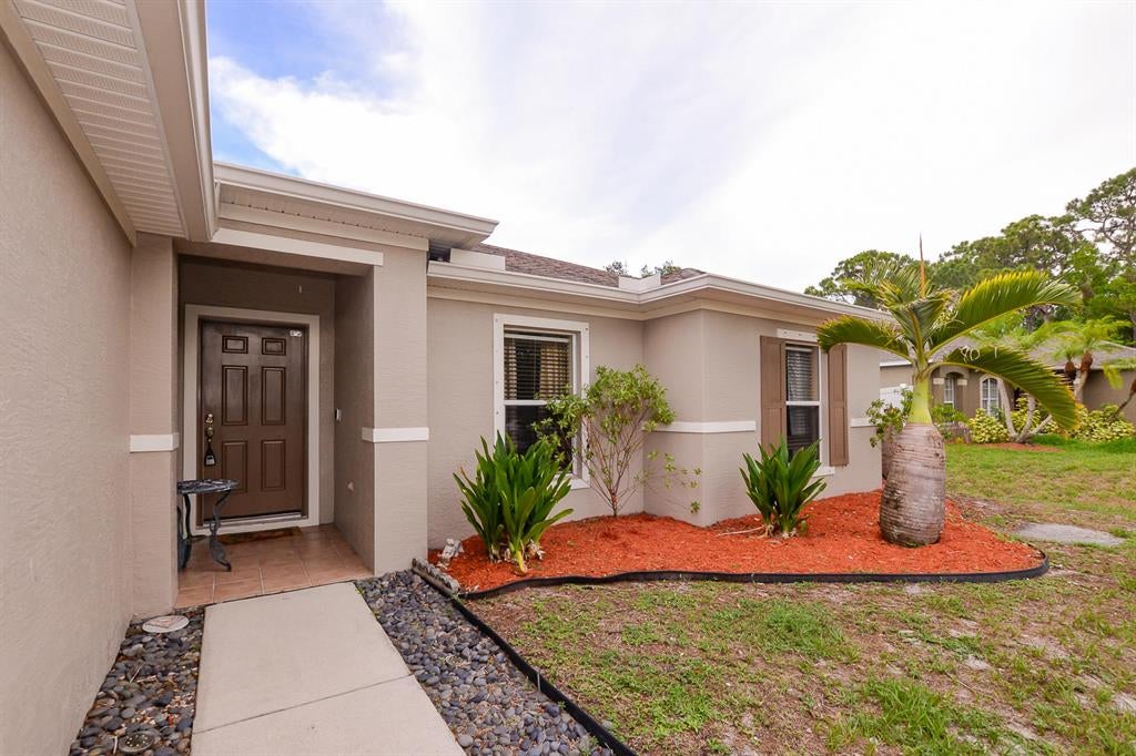 Photo of 1549 SW Hibiscus Street, Port Saint Lucie, FL 34983 (MLS # R10721856)
