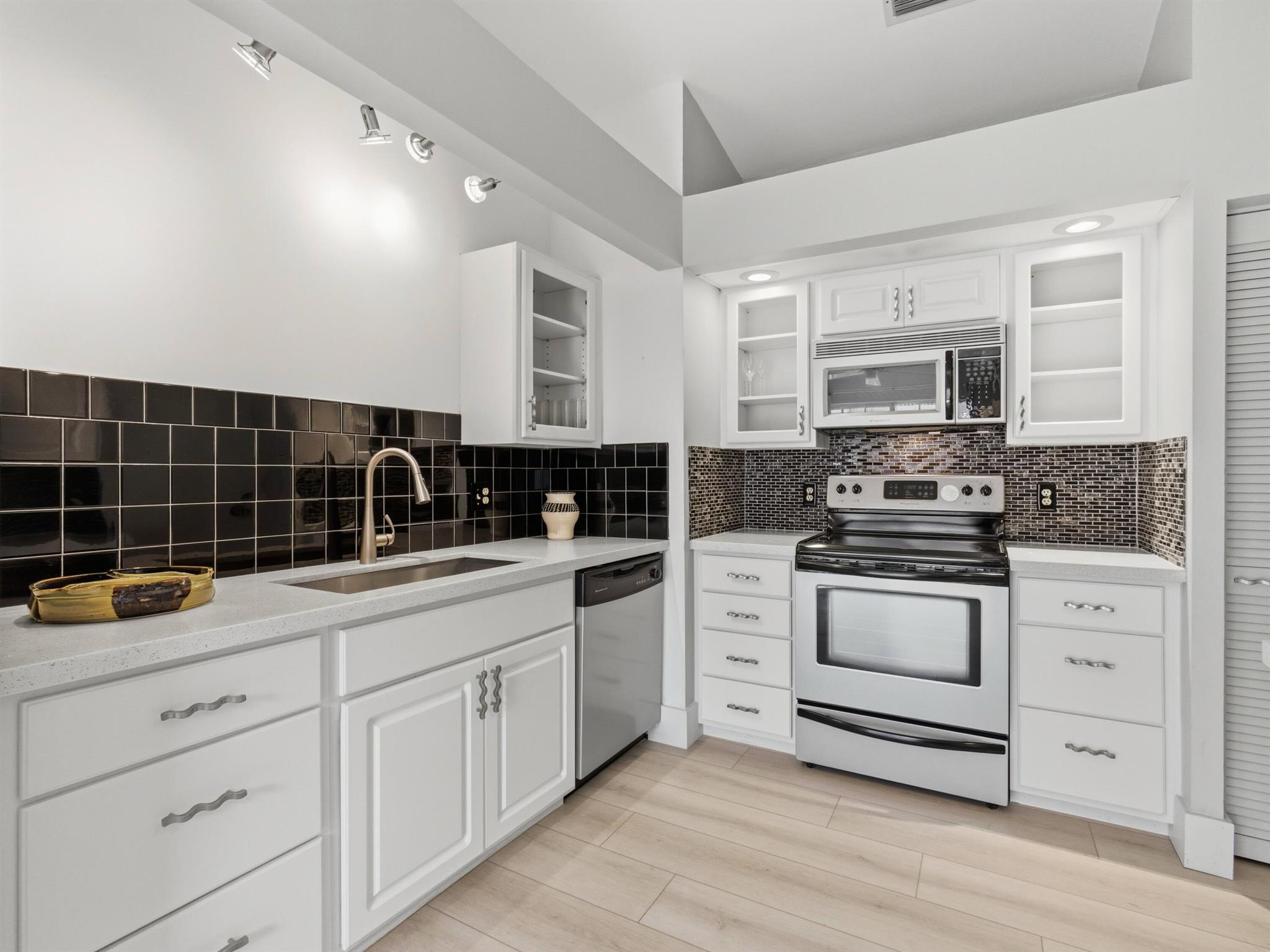 HANOVER SQUARE/WINDY CREE - Residential