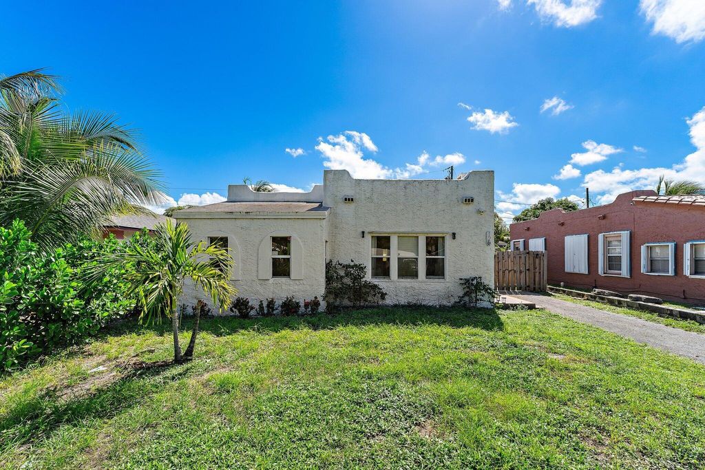 Photo of 120 NW 4th Avenue, Boynton Beach, FL 33435 (MLS # R11134950)