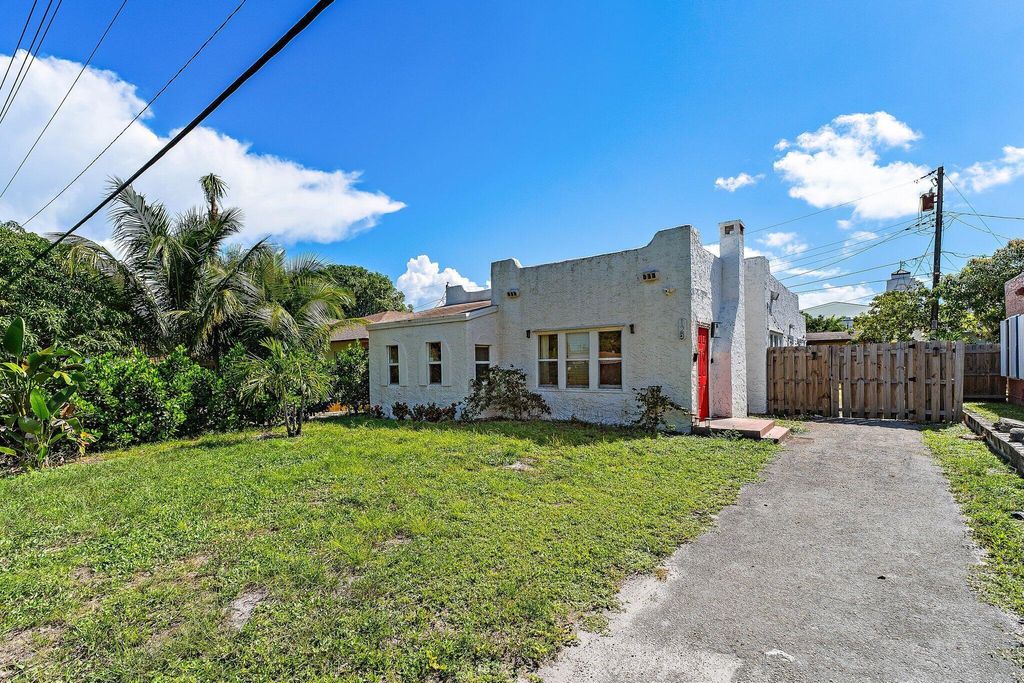 Photo of 120 NW 4th Avenue, Boynton Beach, FL 33435 (MLS # R11134950)