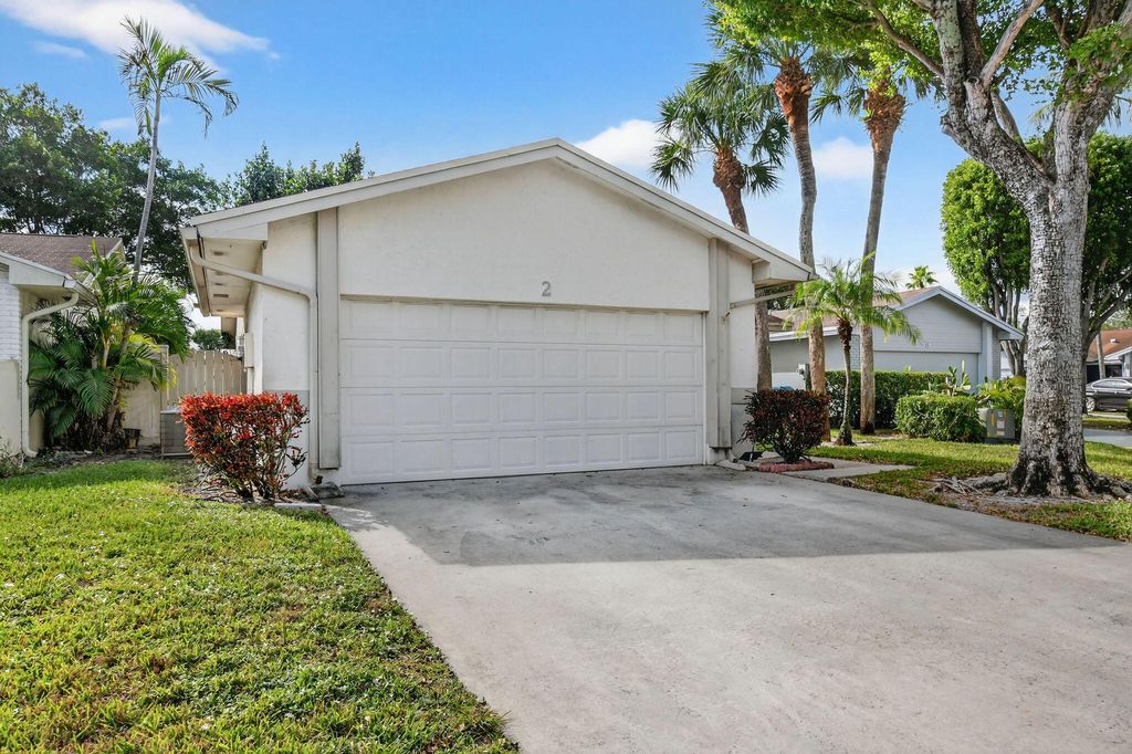 Photo of 2 Cambridge Place, Boynton Beach, FL 33426 (MLS # R11143897)