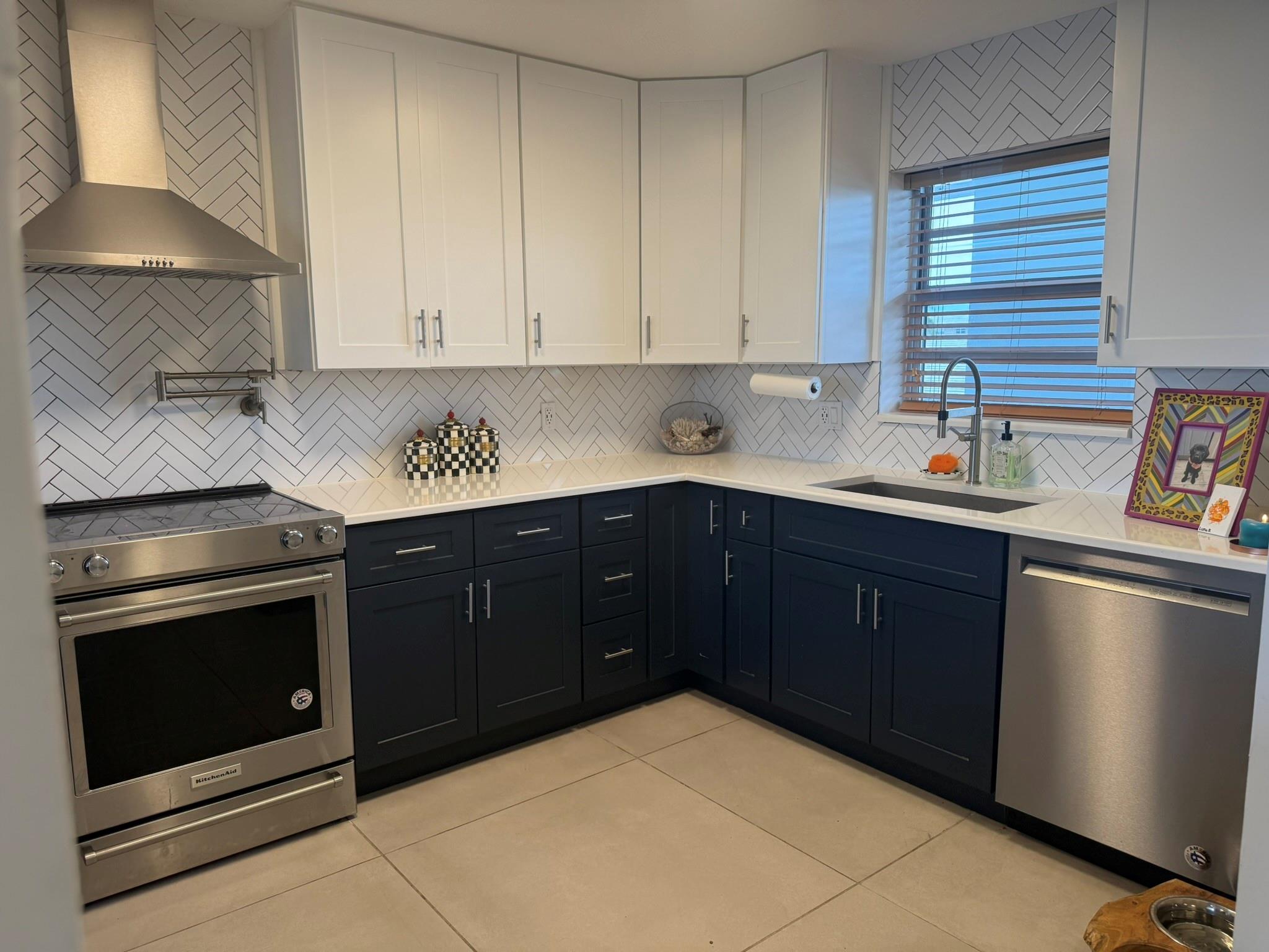 3051 NE 48th St 404