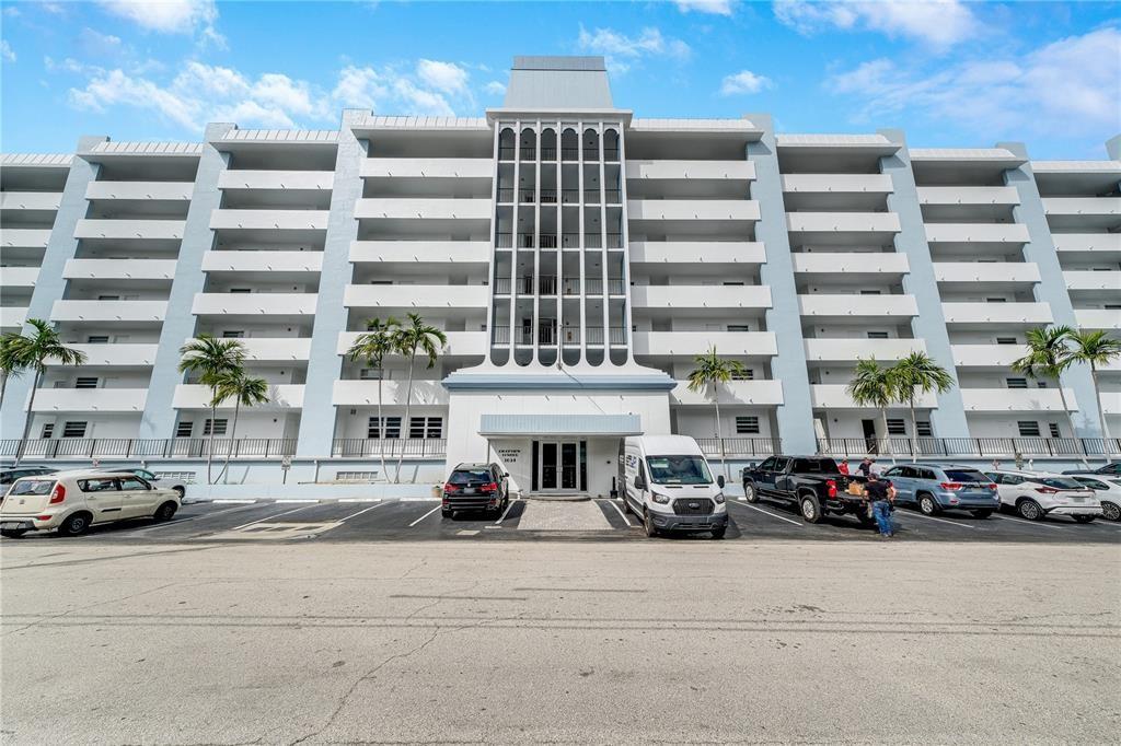 3051 NE 48th St 404