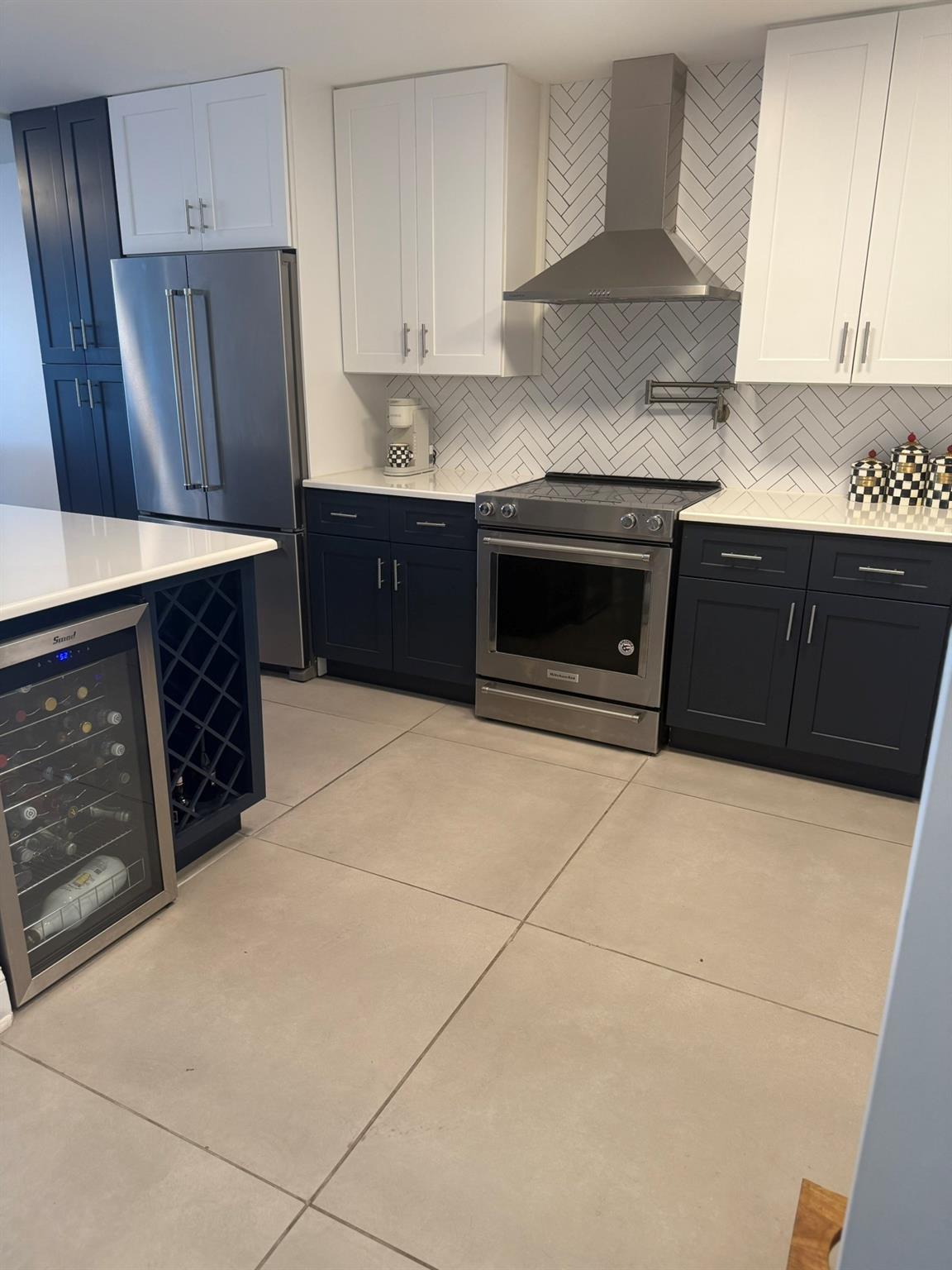 3051 NE 48th St 404