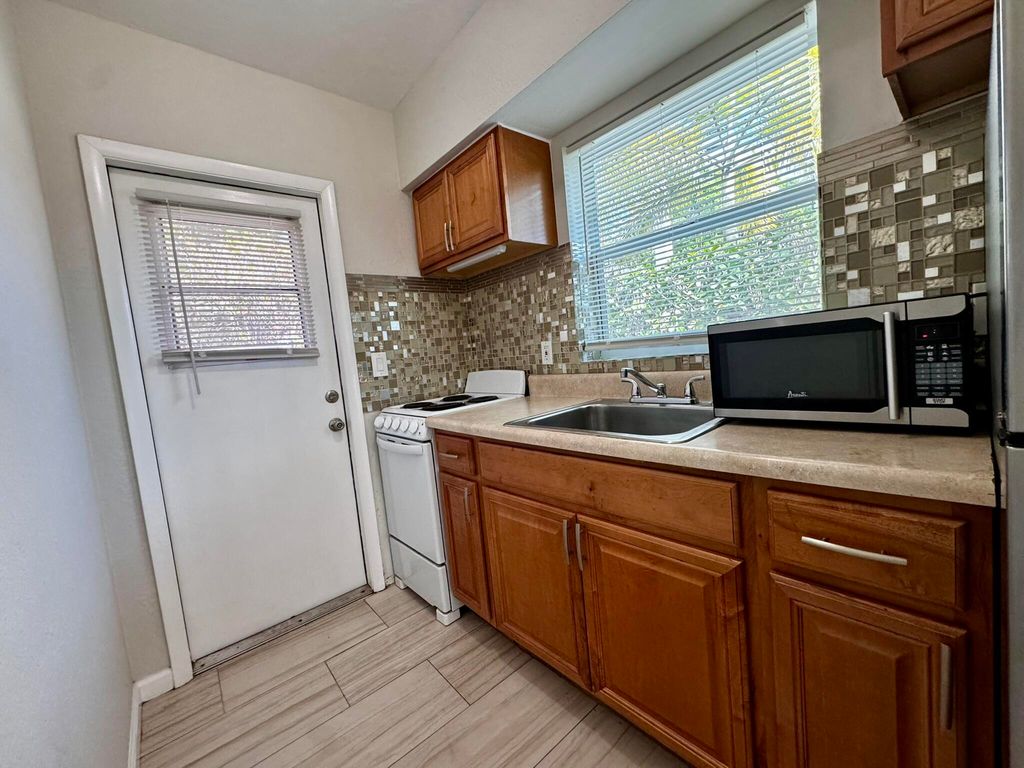 Photo of 625 NE 14th Avenue #1, Fort Lauderdale, FL 33304 (MLS # B26001266)