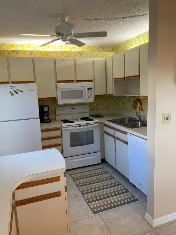 VISTA ROYALE PHASE IV BLDGS 83-111 - Residential Lease