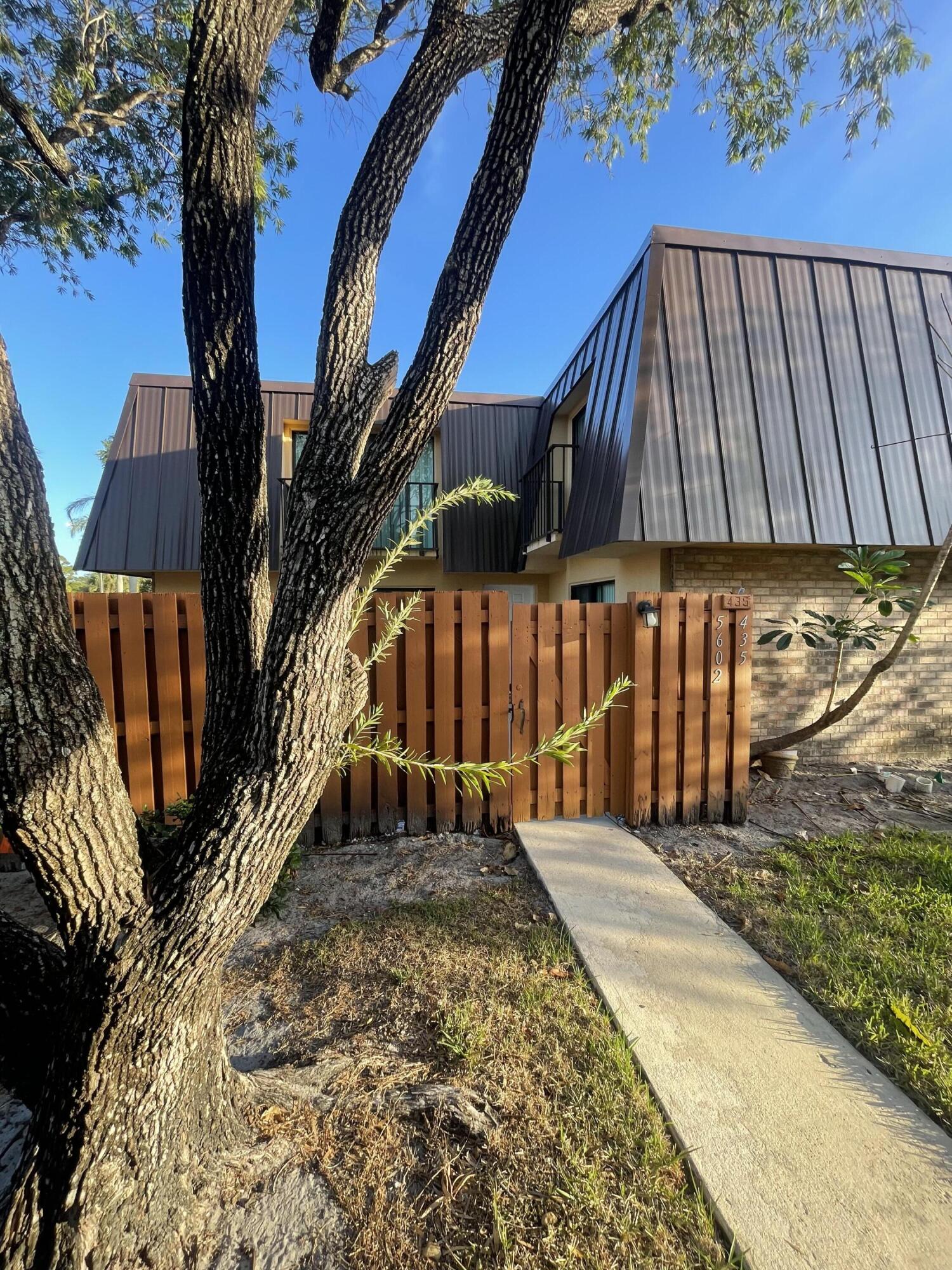 EMERALD LAKES - Residential Lease