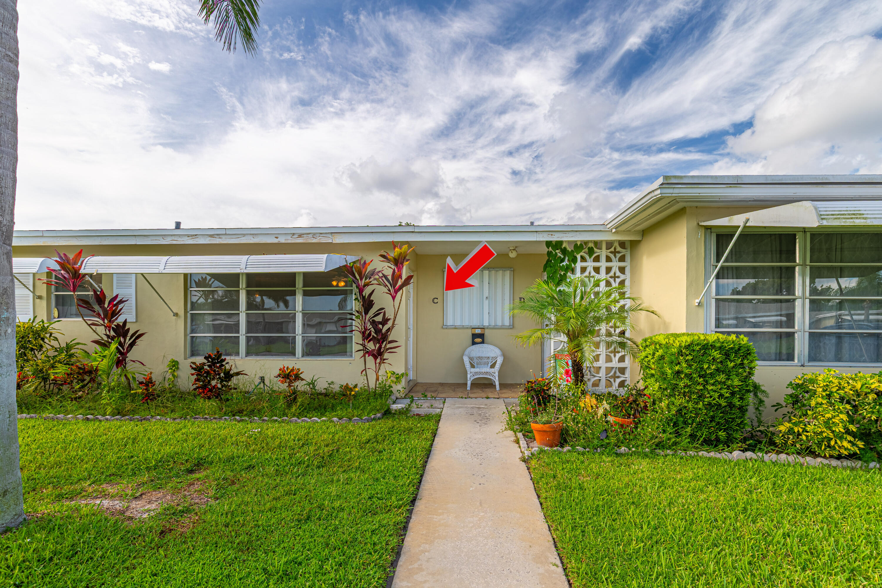 Peaceful 1 Bedroom 1.5 Bath Villa in the 55+ community of High Point of Delray in Delray Beach. No neighbors above you or behind you. Features include Screen/Windowed Lanai/Patio, Adjustable Awnings, Private Backyard area, Parking spot that is a short distance to the entrance, and Community Laundry. Bedroom has a partition separating the sleeping area from the bathroom (can be removed). Amenities include: Clubhouse .1 mile away, Pool, Library, Shuffleboard, & Kitchen. Monthly Fee includes Cable, Water, Roof Maintenance, High Speed Internet, & Building Insurance. Short drive to the Beach, Delray Medical Center, Restaurants, trendy Atlantic Ave, The Boys Farmers Market, Costco & I-95.