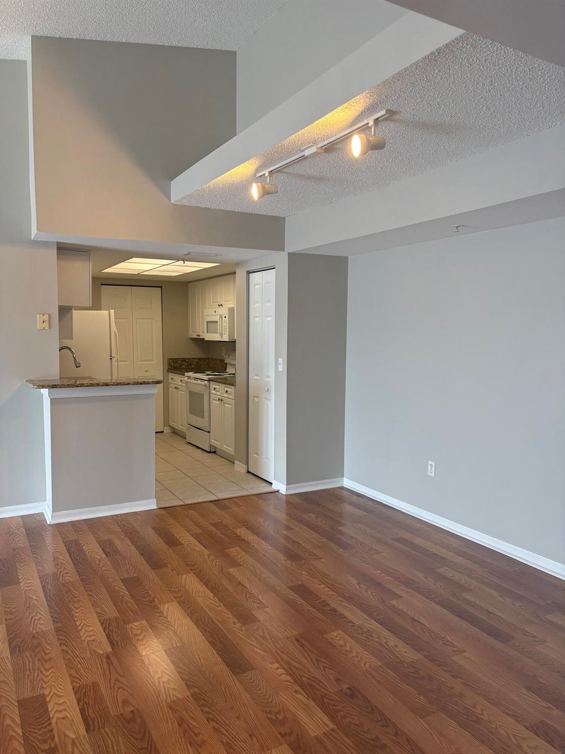 GRAND VIEW AT CRESTWOOD C - Residential Lease