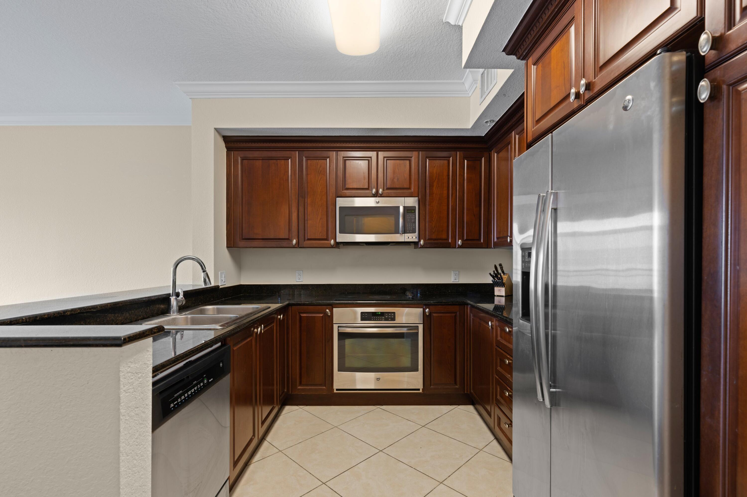 VIZCAYA LAKES CONDO - Residential