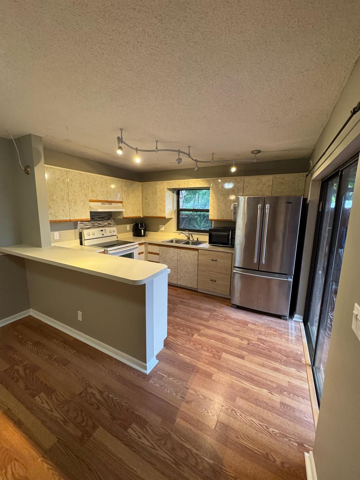 1458 N Lawnwood Circle 23a