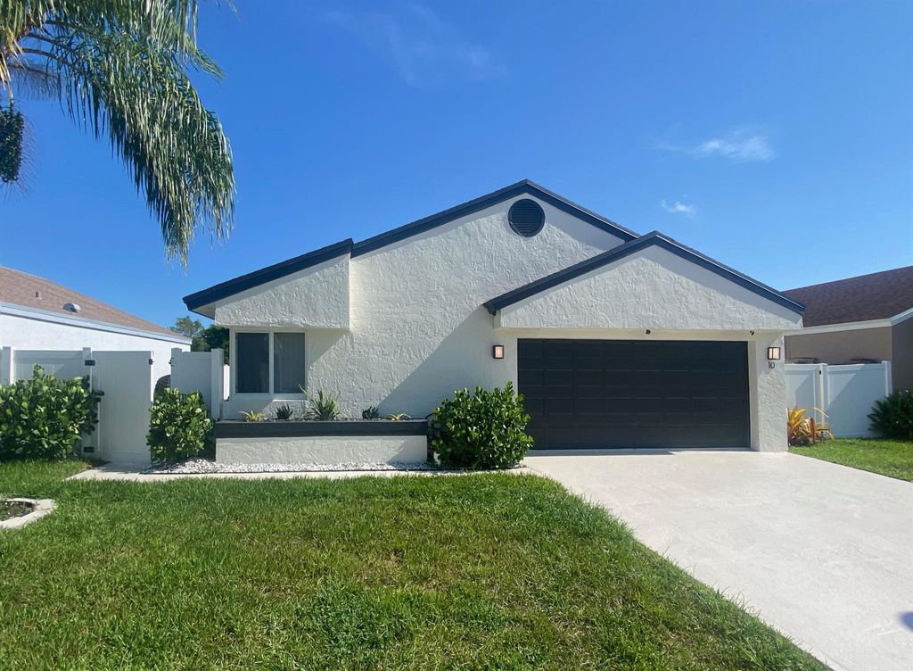 Photo of 10 Compton Way, Boynton Beach, FL 33426 (MLS # R11089238)