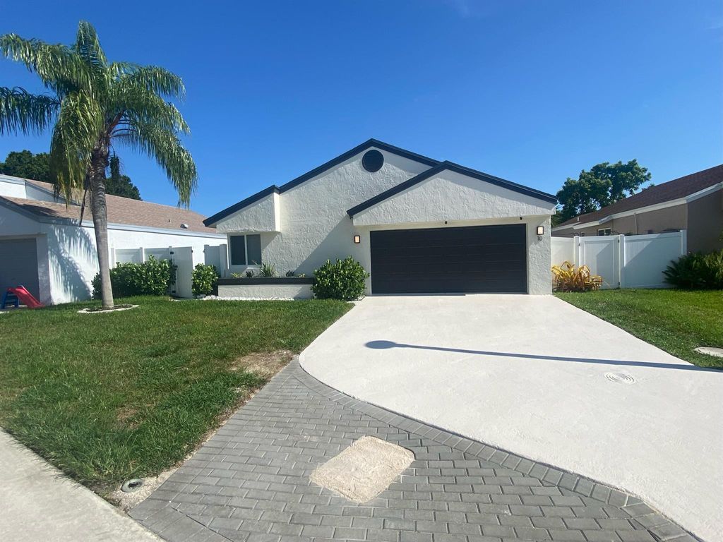 Photo of 10 Compton Way, Boynton Beach, FL 33426 (MLS # R11089238)