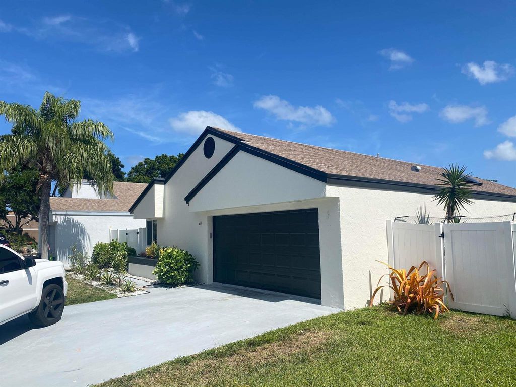 Photo of 10 Compton Way, Boynton Beach, FL 33426 (MLS # R11089238)