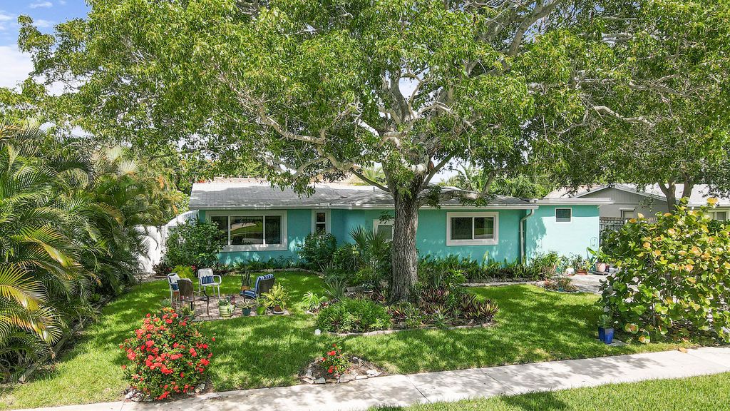 Photo of 724 Alamanda Drive Dr, North Palm Beach, FL 33408 (MLS # R10812498)