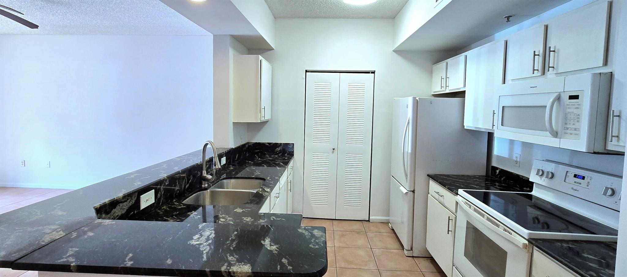 HYPOLUXOS MARINERS CAY CO - Residential Lease