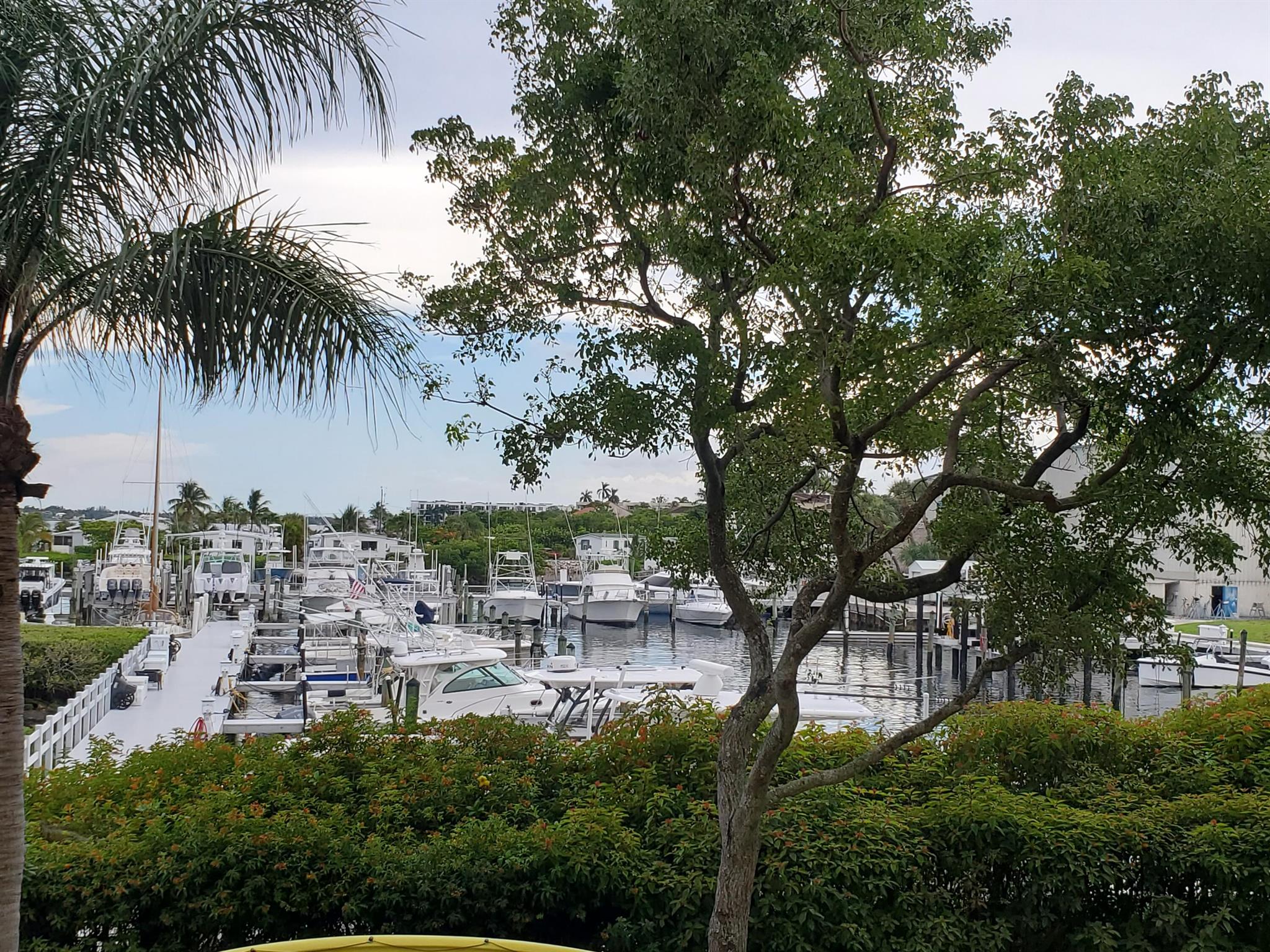 HYPOLUXOS MARINERS CAY CO - Residential Lease