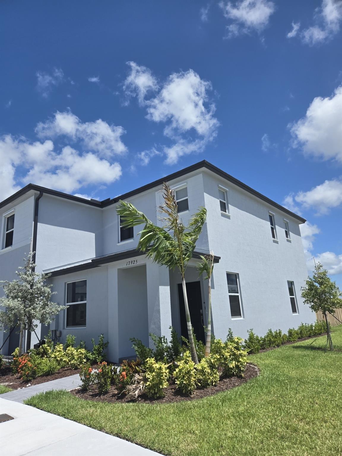 Brand New Corner Townhouse for Rent This two-story townhouse features 3 spacious bed. and 3 full bath.
1 bedroom and 1 bathroom conveniently located on the first floor. The open-concept layout includes a family room, dining room, and kitchen, while a separate living room offers additional space for relaxation and entertainment. The kitchen are equipped with brand-new kitchen stainless steel appliances, quartz countertops, and plenty of cabinet space. Elegant ceramic tile flooring, while the second floor is covered in comfortable carpeting. You'll enjoy a fenced patio, perfect for relaxing or entertaining. 2 parking spaces in front of property. The property is close to the Florida Turnpike, Starbucks, Cracker Barrel,
various shops, bowling alleys, and additional dining options