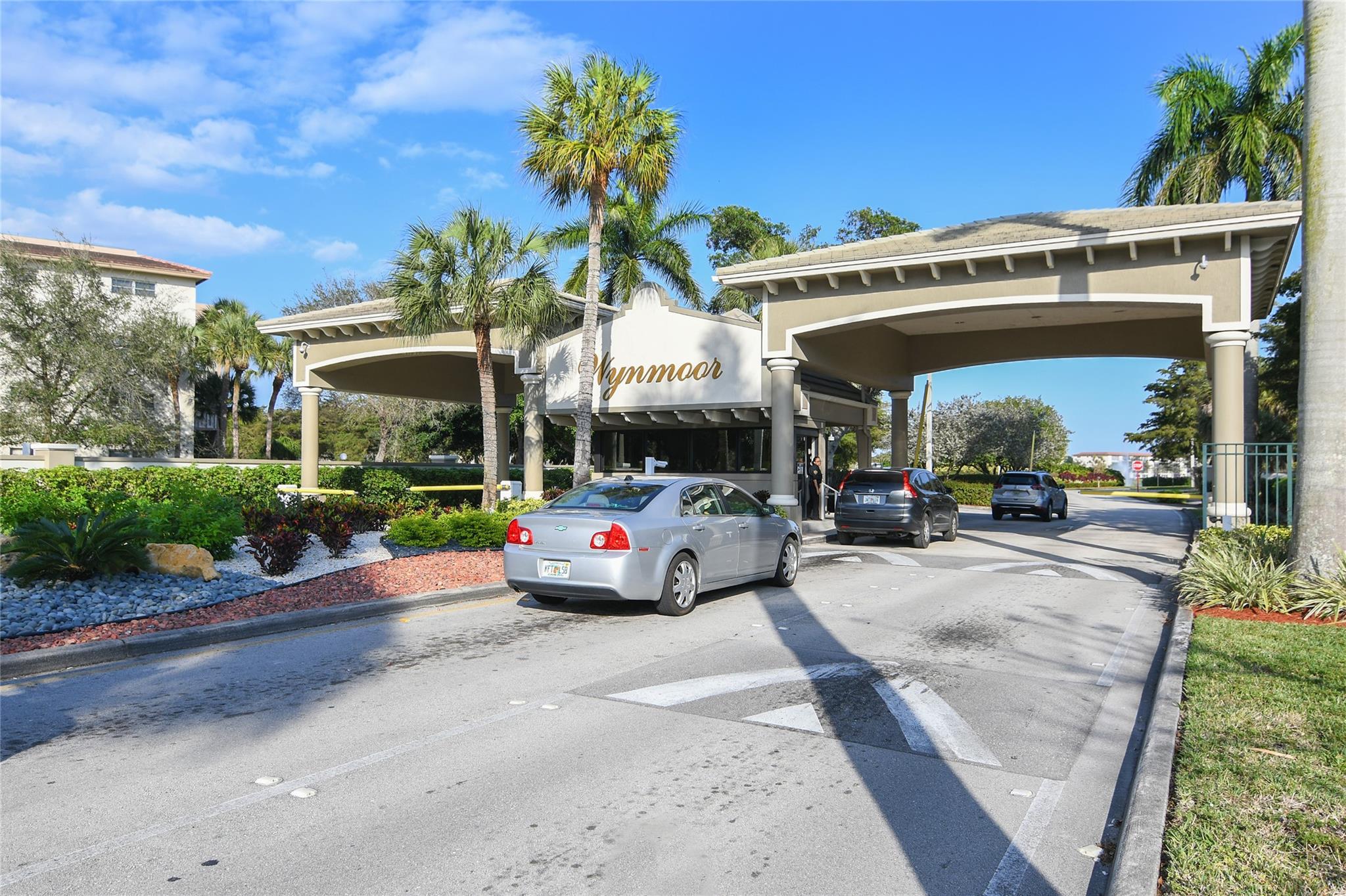 FANTASTIC CORNER APARTMENT 2BEDROOM/2BATHROOM FURNISHED OR UNFURNISHED. HAS NEW APPLIANCES, BIG AND GREAT VIEW ON LOCKBOX.