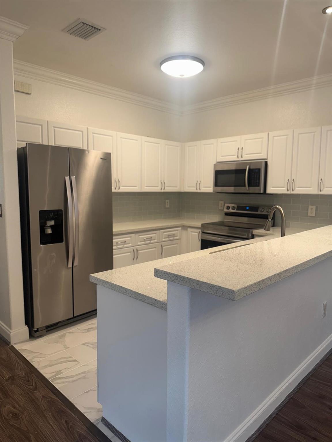VERY LARGE, UPDATED 3 BEDROOMS, 2 1/2 BATHS, 1 CAR GARAGE IN CENTRAL LOCATION. STAINLESS STEEL APPLIANCES WITH QUARTZ COUNTERTOPS. CUSTOM CLOSET IN MASTER BEDROOM, SEPARATE TUB & SHOWER. SEPARATE LIVING, FAMILY & DINING AREAS. WASHER & DRYER IN UNIT. COMMUNITY HAS CLUBHOUSE WITH POOL, GYM,& TENNIS COURT