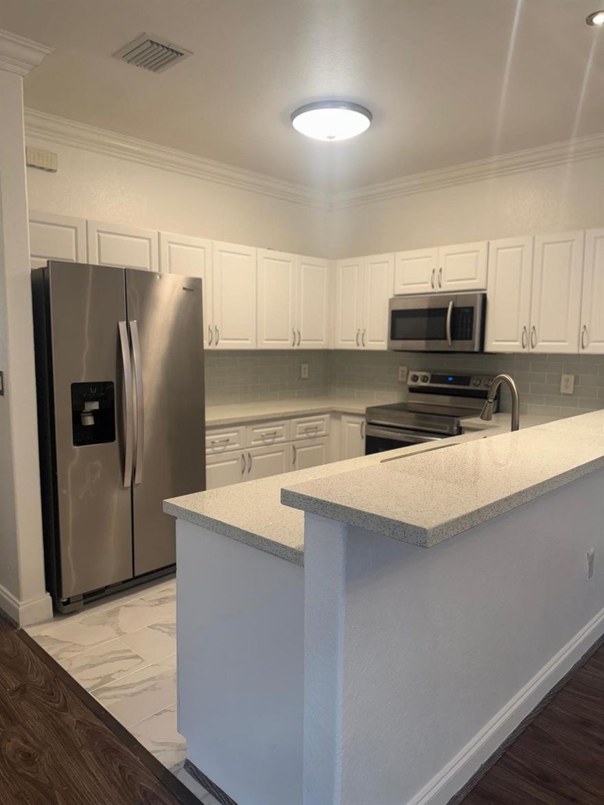 VERY LARGE, UPDATED 3 BEDROOMS, 2 1/2 BATHS, 1 CAR GARAGE IN CENTRAL LOCATION. STAINLESS STEEL APPLIANCES WITH QUARTZ COUNTERTOPS. CUSTOM CLOSET IN MASTER BEDROOM, SEPARATE TUB & SHOWER. SEPARATE LIVING, FAMILY & DINING AREAS. WASHER & DRYER IN UNIT. COMMUNITY HAS CLUBHOUSE WITH POOL, GYM,& TENNIS COURT